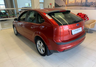 Подержанный автомобиль Ford Focus Hatchback 2007 года (6 фото)