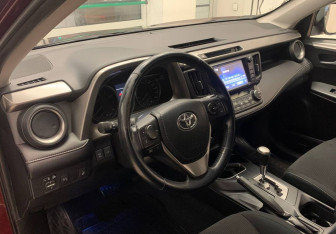 Подержанный автомобиль Toyota RAV4 2017 года (14 фото)