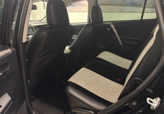 Подержанный автомобиль Toyota RAV4 2019 года (10 фото)