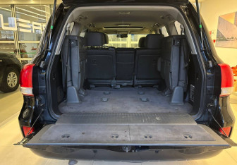 Подержанный автомобиль Toyota Land Cruiser Suv 2007 года (8 фото)