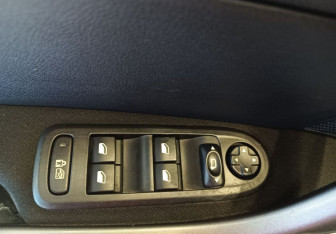 Подержанный автомобиль Peugeot 308 Hatchback 2011 года (17 фото)