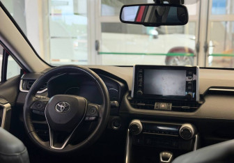 Подержанный автомобиль Toyota RAV4 2021 года (12 фото)