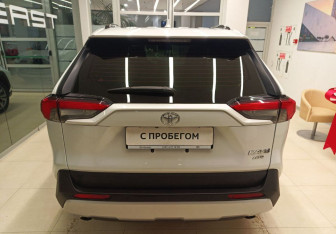 Подержанный автомобиль Toyota RAV4 2023 года (5 фото)