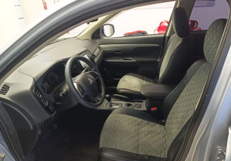 Подержанный автомобиль Mitsubishi Outlander 2013 года (14 фото)