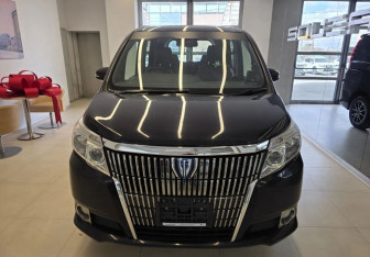 Подержанный автомобиль Toyota Voxy Minivan 2015 года (2 фото)