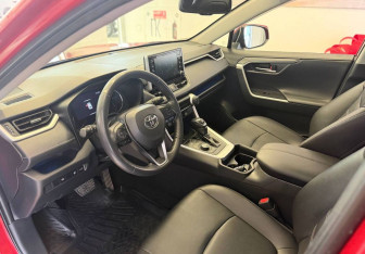 Подержанный автомобиль Toyota RAV4 2021 года (13 фото)
