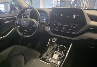 Подержанный автомобиль Toyota Highlander 2023 года (8 фото)