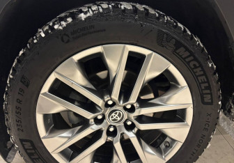 Подержанный автомобиль Toyota RAV4 2021 года (15 фото)