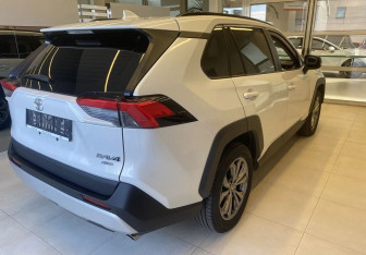 Подержанный автомобиль Toyota RAV4 2023 года (4 фото)