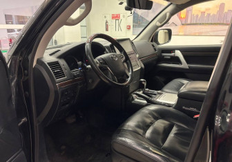 Подержанный автомобиль Toyota Land Cruiser Suv 2015 года (13 фото)