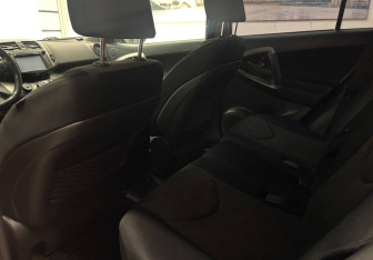 Подержанный автомобиль Toyota RAV4 2011 года (9 фото)