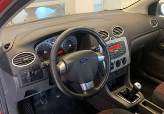 Подержанный автомобиль Ford Focus Hatchback 2007 года (13 фото)