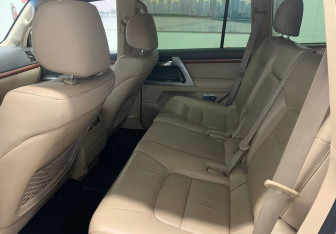 Подержанный автомобиль Toyota Land Cruiser Suv 2013 года (10 фото)