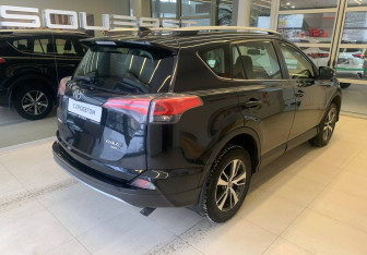 Подержанный автомобиль Toyota RAV4 2016 года (4 фото)