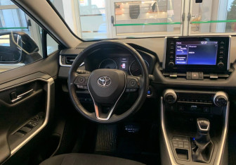 Подержанный автомобиль Toyota RAV4 2019 года (9 фото)