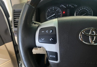 Подержанный автомобиль Toyota Land Cruiser Suv 2012 года (18 фото)