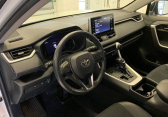 Подержанный автомобиль Toyota RAV4 2020 года (13 фото)