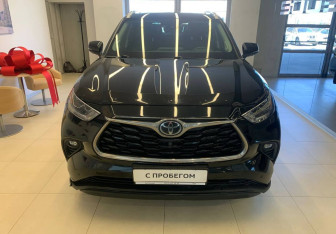 Подержанный автомобиль Toyota Highlander 2021 года (2 фото)