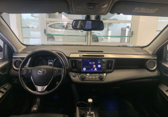 Подержанный автомобиль Toyota RAV4 2017 года (11 фото)