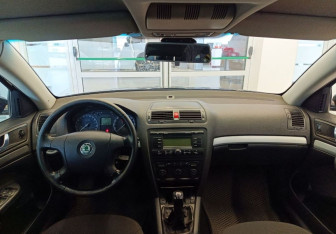 Подержанный автомобиль Skoda Octavia Liftback 2006 года (11 фото)