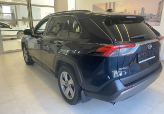 Подержанный автомобиль Toyota RAV4 2020 года (6 фото)