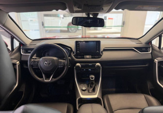 Подержанный автомобиль Toyota RAV4 2021 года (11 фото)