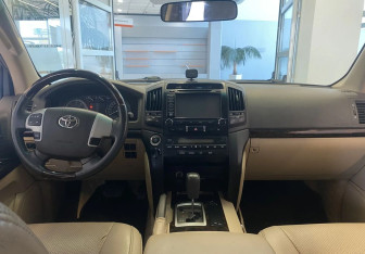 Подержанный автомобиль Toyota Land Cruiser Suv 2012 года (10 фото)