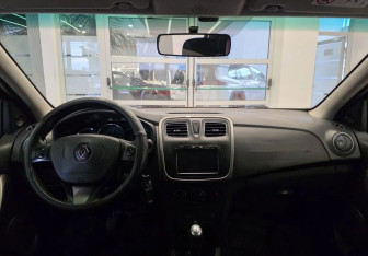 Подержанный автомобиль Renault Sandero 2014 года (10 фото)