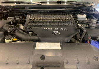 Подержанный автомобиль Toyota Land Cruiser Suv 2014 года (7 фото)