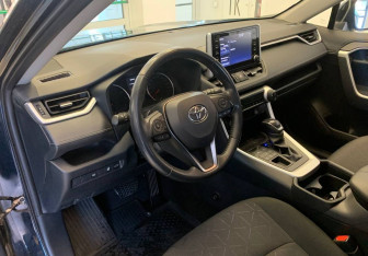 Подержанный автомобиль Toyota RAV4 2019 года (13 фото)