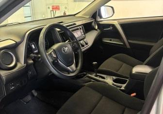 Подержанный автомобиль Toyota RAV4 2015 года (14 фото)