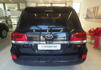 Подержанный автомобиль Toyota Land Cruiser Suv 2015 года (5 фото)