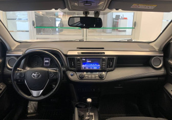 Подержанный автомобиль Toyota RAV4 2018 года (12 фото)