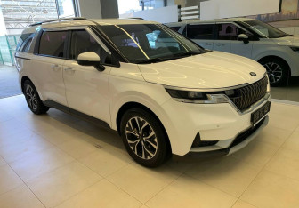 Подержанный автомобиль Kia Carnival 2021 года (3 фото)