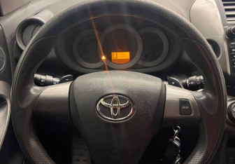 Подержанный автомобиль Toyota RAV4 2011 года (16 фото)