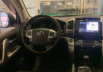 Подержанный автомобиль Toyota Land Cruiser Suv 2014 года (9 фото)