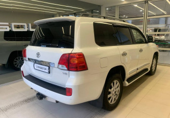 Подержанный автомобиль Toyota Land Cruiser Suv 2014 года (4 фото)