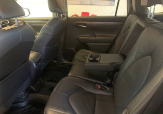 Подержанный автомобиль Toyota Highlander 2021 года (9 фото)