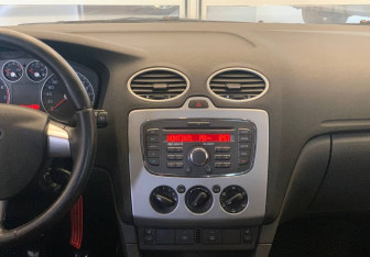 Подержанный автомобиль Ford Focus Hatchback 2007 года (12 фото)