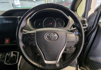 Подержанный автомобиль Toyota Voxy Minivan 2015 года (17 фото)
