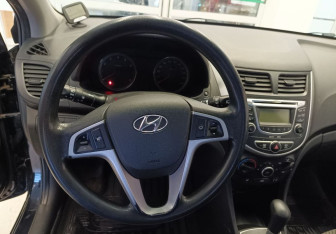 Подержанный автомобиль Hyundai Solaris Hatchback 2012 года (17 фото)