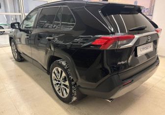 Подержанный автомобиль Toyota RAV4 2021 года (6 фото)