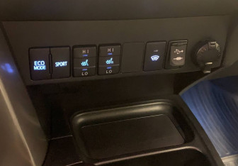 Подержанный автомобиль Toyota RAV4 2017 года (20 фото)