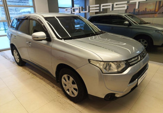 Подержанный автомобиль Mitsubishi Outlander 2013 года (3 фото)