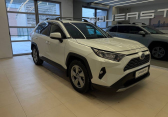 Подержанный автомобиль Toyota RAV4 2020 года (3 фото)