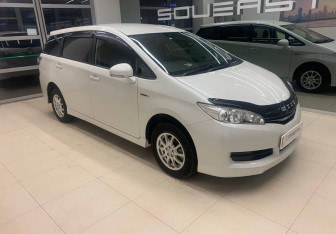 Подержанный автомобиль Toyota Wish Minivan 2015 года (3 фото)