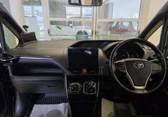 Подержанный автомобиль Toyota Voxy Minivan 2015 года (11 фото)