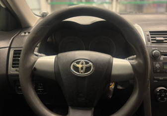 Подержанный автомобиль Toyota Corolla Sedan 2010 года (12 фото)