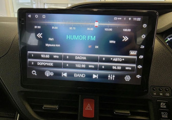 Подержанный автомобиль Toyota Voxy Minivan 2015 года (18 фото)
