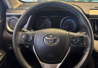 Подержанный автомобиль Toyota RAV4 2015 года (9 фото)
